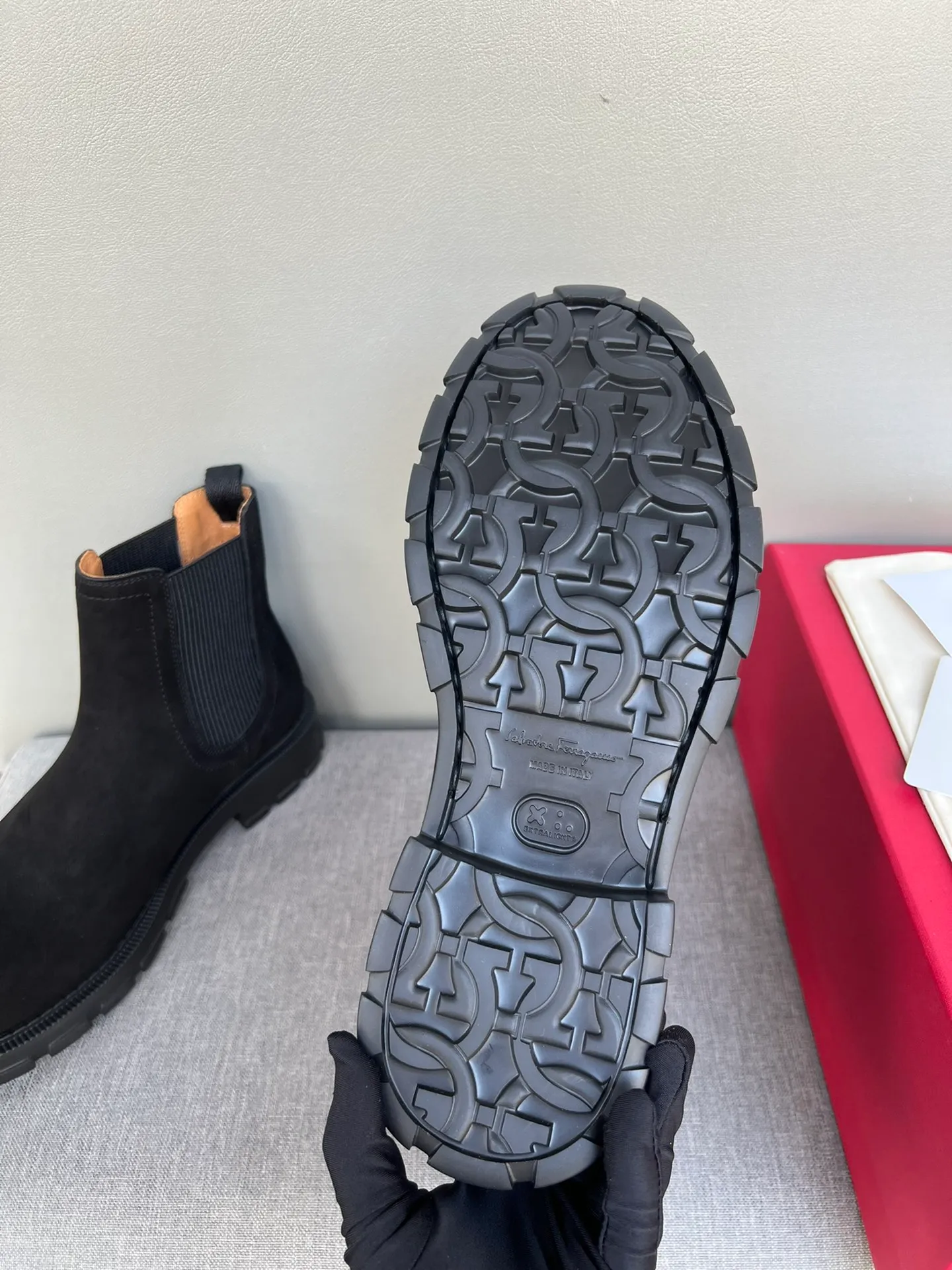 [Ferragamo] Top P: 1000💰 Number of yards: 39~44 (38.45 custom-made, non-refundable) Ferragamo winter series, original 1:1 development, casual men's short boots, original quality, exclusive new Ferragamo autumn and winter new high-top men's shoes, exquisite hand-stitching, workmanship details comparable to counters, imported calfskin upper, cowhide lining, original foam outsole.